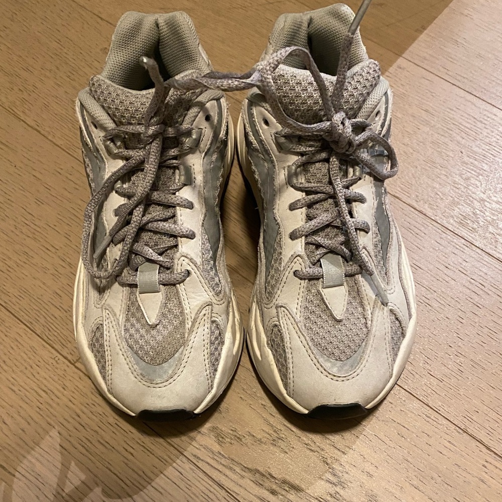 Yeezy 700 boys size 7